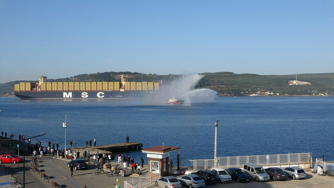 Cumhuriyet'in 100'üncü yılında 'Türkiye' Çanakkale Boğazı'ndan geçti görseli