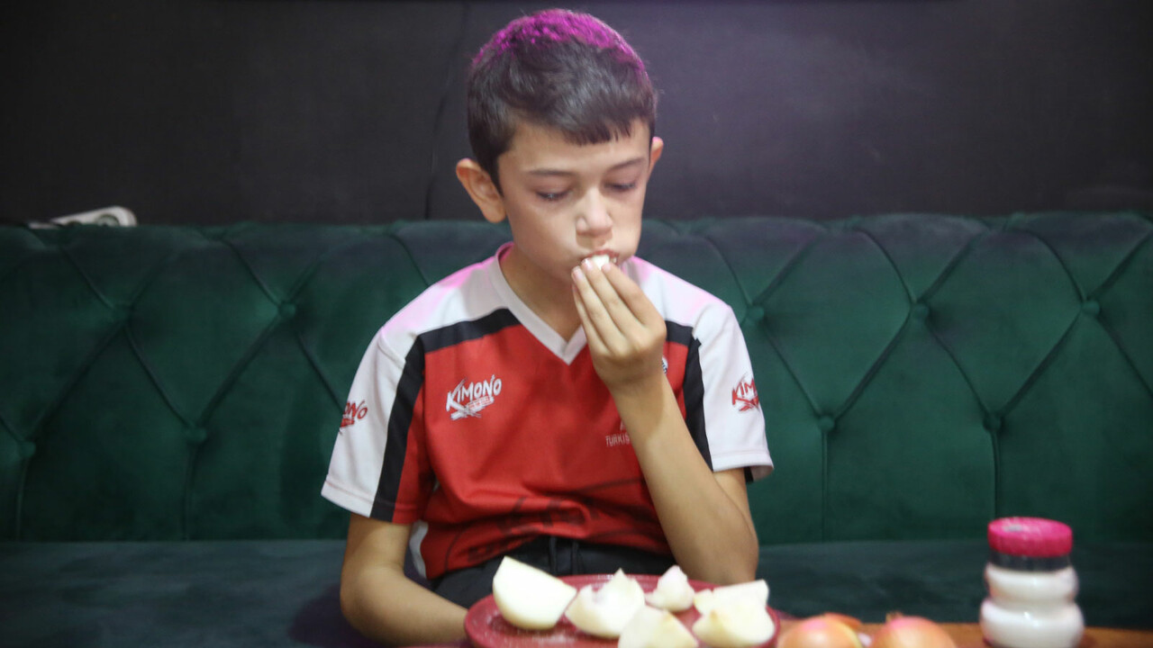 Görenler hayret ediyor: 12 yaşındaki Eymen soğan ve sarımsak yemeden duramıyor görseli