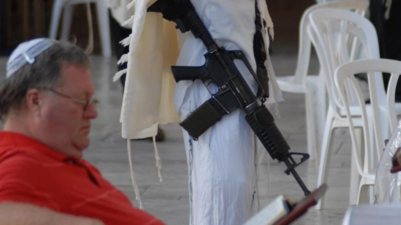 İsrail silahlanıyor! Kurallar gevşetildi, dükkanların önünde kuyruk oluştu görseli