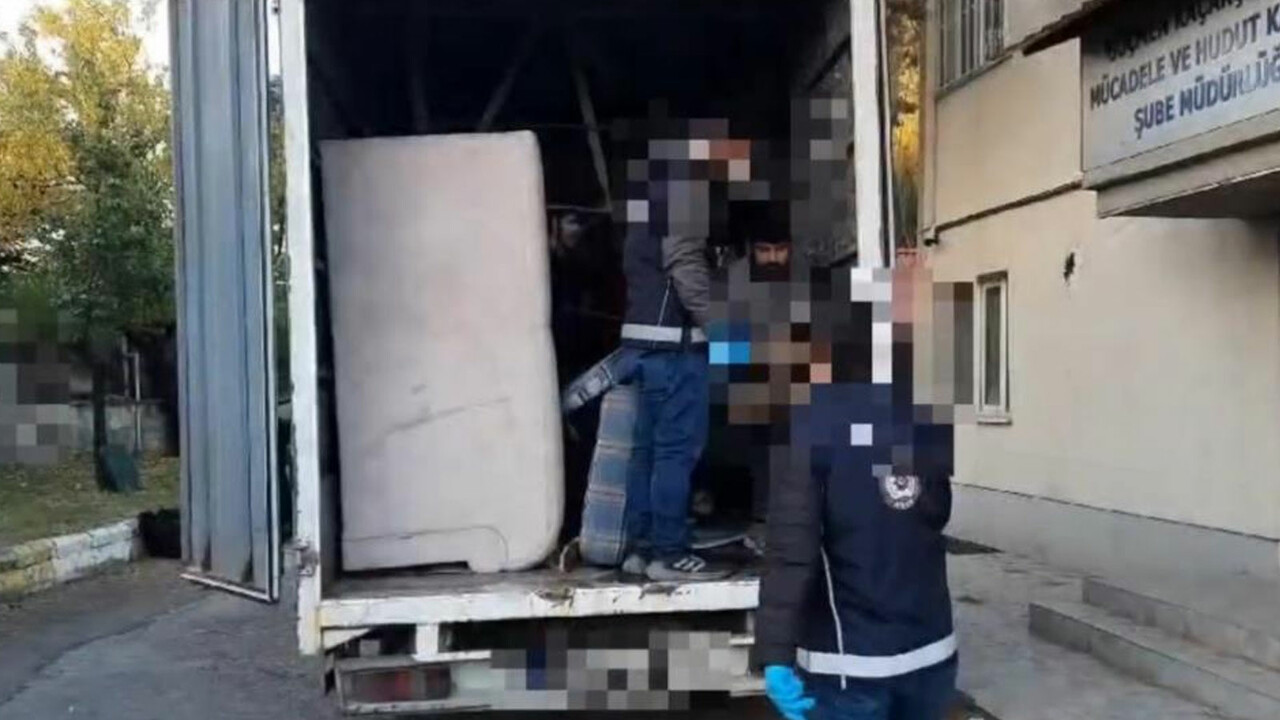 Nakliye aracında onlarca kaçak göçmen yakalandı görseli