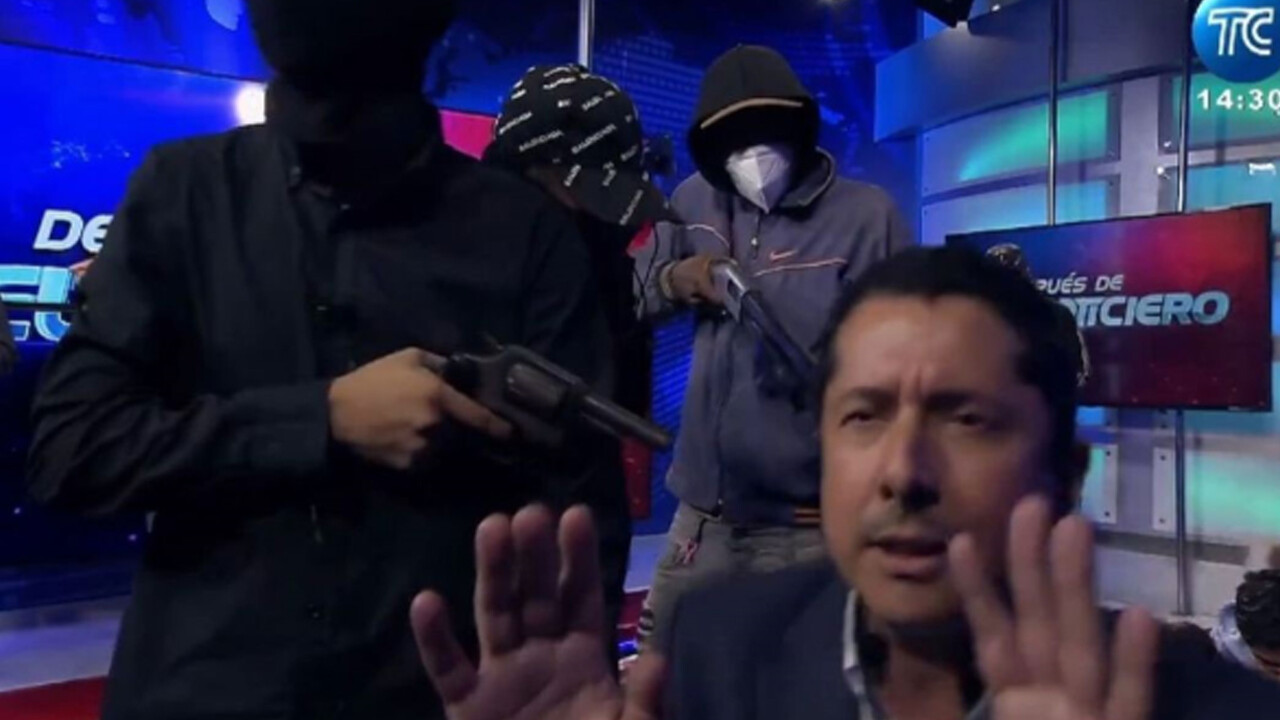 Ekvador'da çete üyeleri silah ve bombalarla televizyonu bastı! görseli