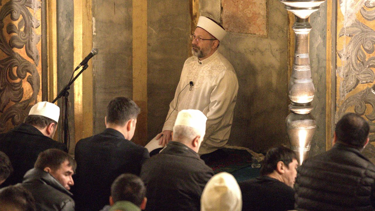Diyanet İşleri Başkanı Erbaş, Ayasofya'da teravih namazı kıldırdı görseli
