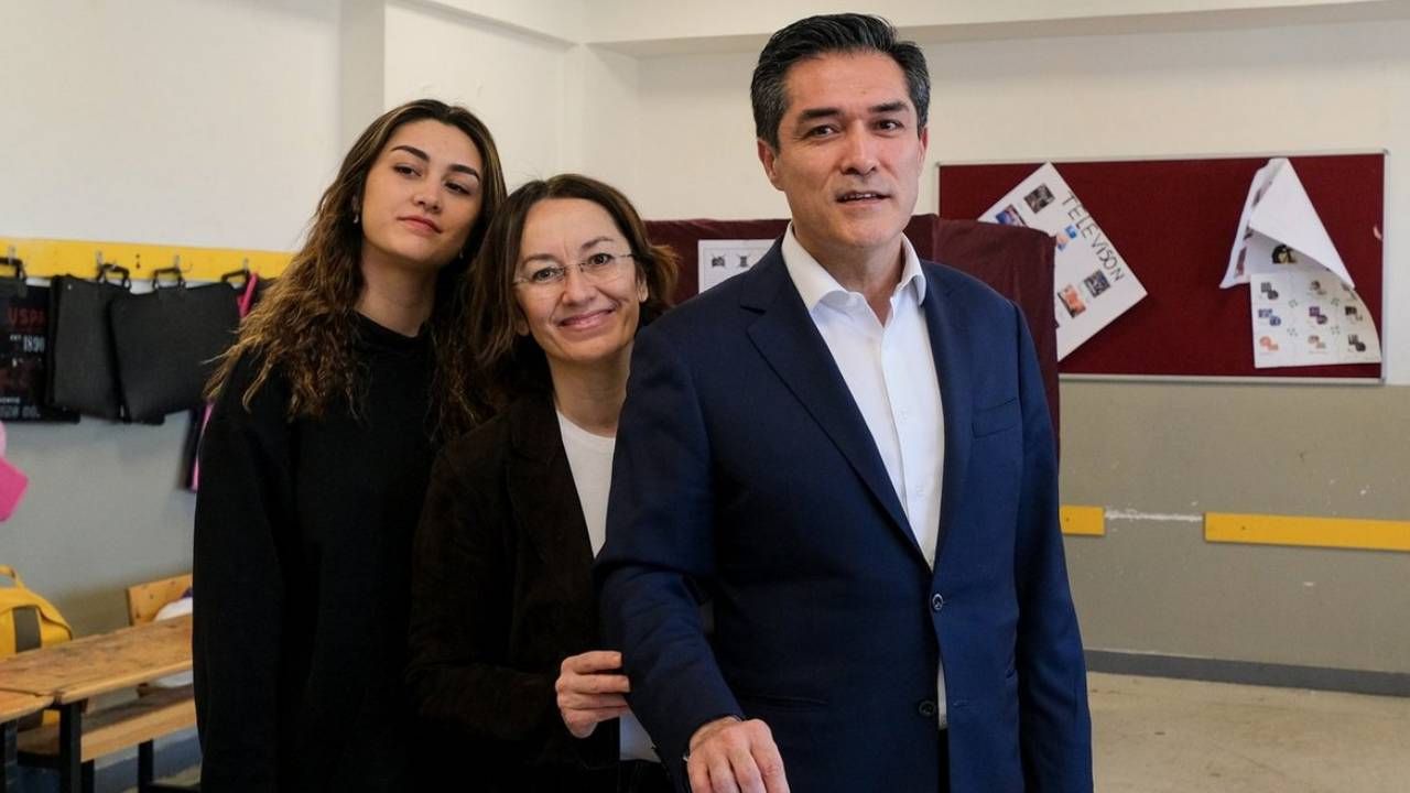 Eşi ve kızıyla oy kullanmıştı! Buğra Kavuncu'nun sandığından kendisine 3 oy çıktı görseli