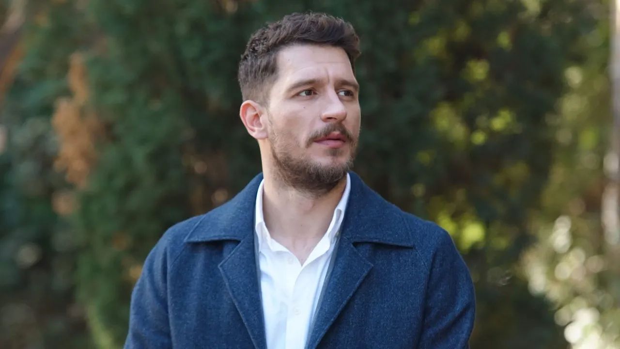 Bir fotoğraf sergisi için verdiği pozlar sebebiyle tepki çeken Uraz Kaygılaroğlu hakkında görseli