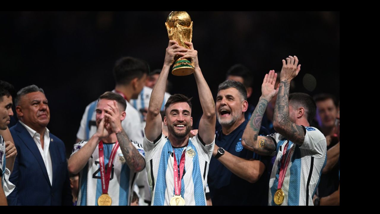 Beşiktaş Lyon'un dünya şampiyonu sol beki Nicolas Tagliafico'nun peşinde görseli