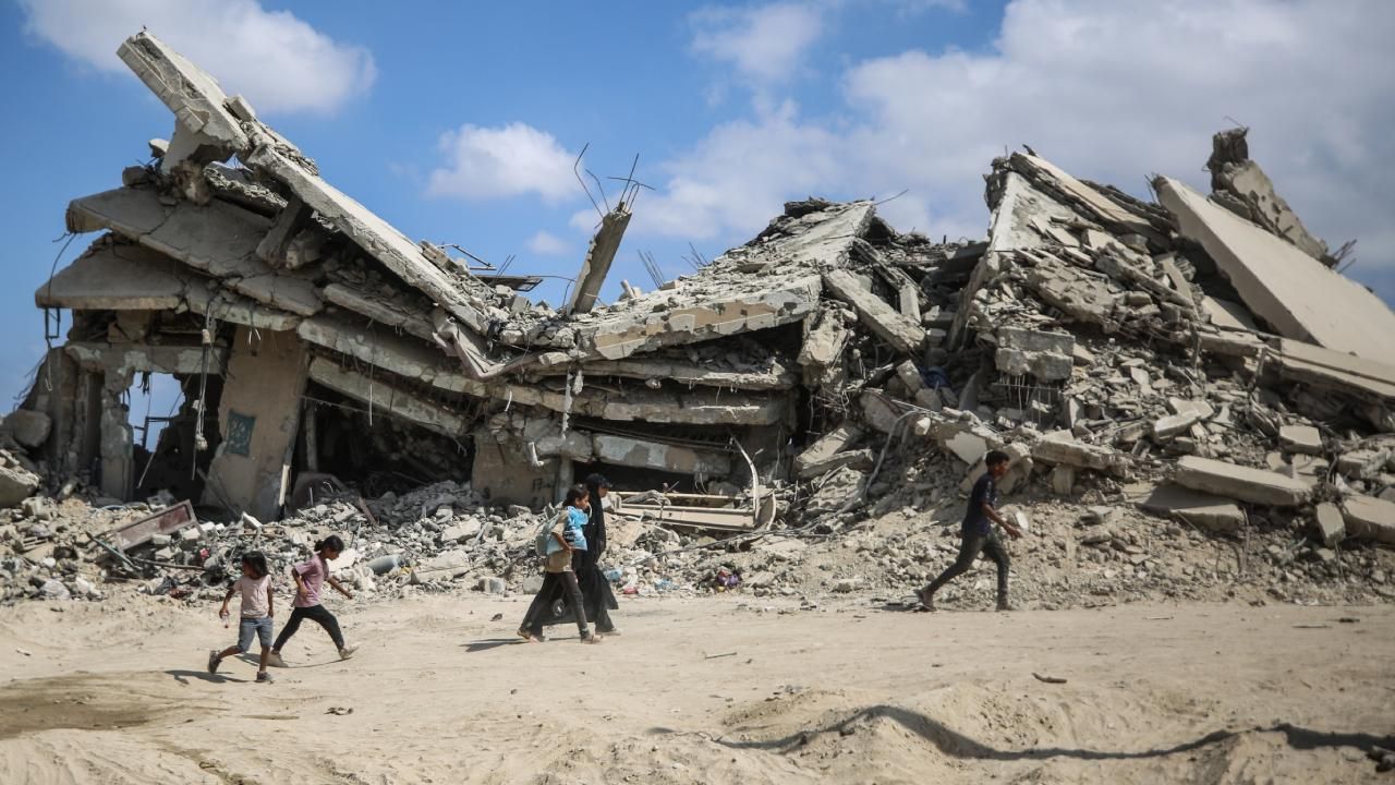 İsrail Gazze'de 3 evi bombaladı! 4 sivil hayatını kaybetti görseli