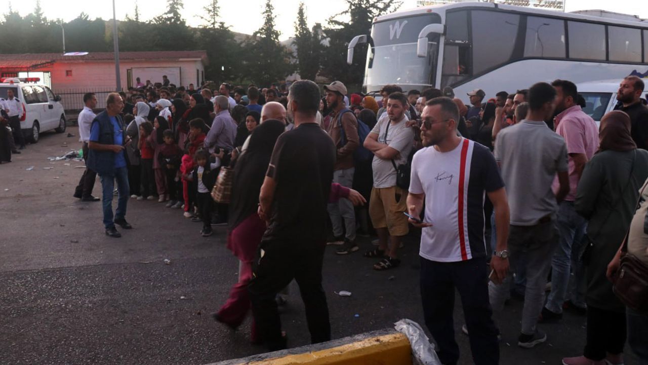 Tarih tersine döndü! Lübnan'dan Suriye'ye göç başladı, sınıra akın ettiler görseli