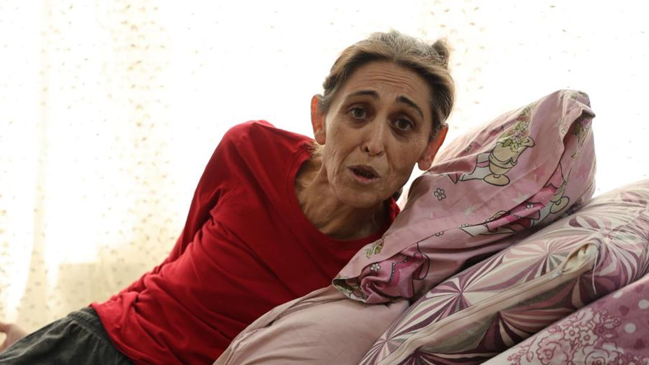 Hastalığı hayatını kararttı! 37 kez ameliyat olan Özlem Arat yardım bekliyor görseli