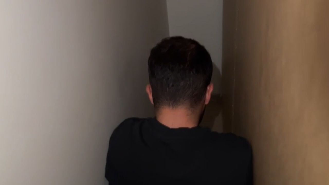 Firari FETÖ'cü eski komiser yakayı ele verdi! Saklandığı gizli bölmede yakalandı görseli