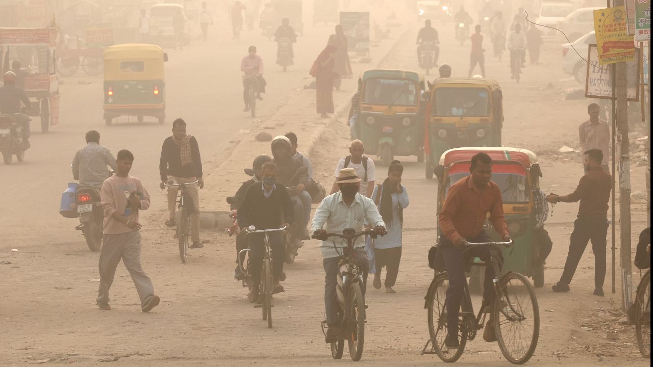 Yeni Delhi'deki hava kirliliği tehlikeli boyutta: Okullar kapatıldı görseli