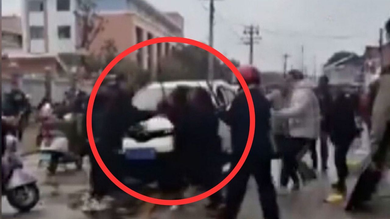 Resmen facia! Aracıyla okul önündeki kalabalığa daldı görseli
