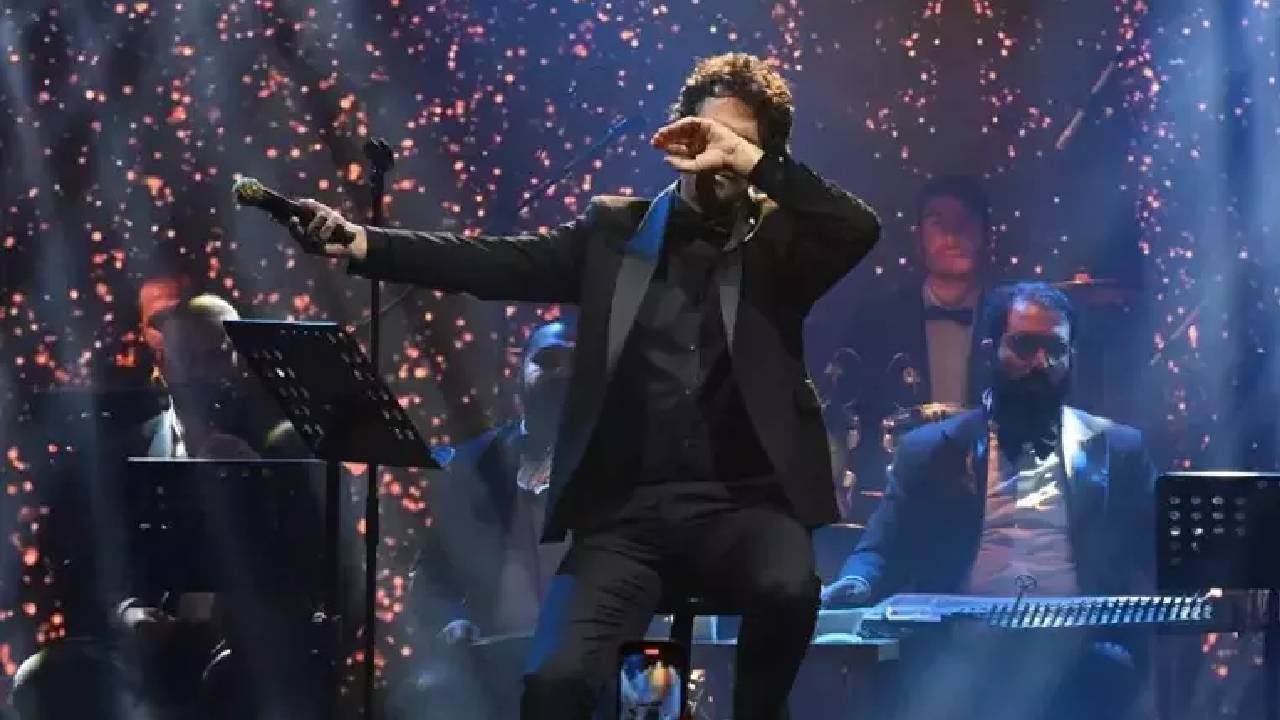 Ünlü şarkıcı Mahsun Kırmızıgül sahnede gözyaşlarına boğuldu! görseli