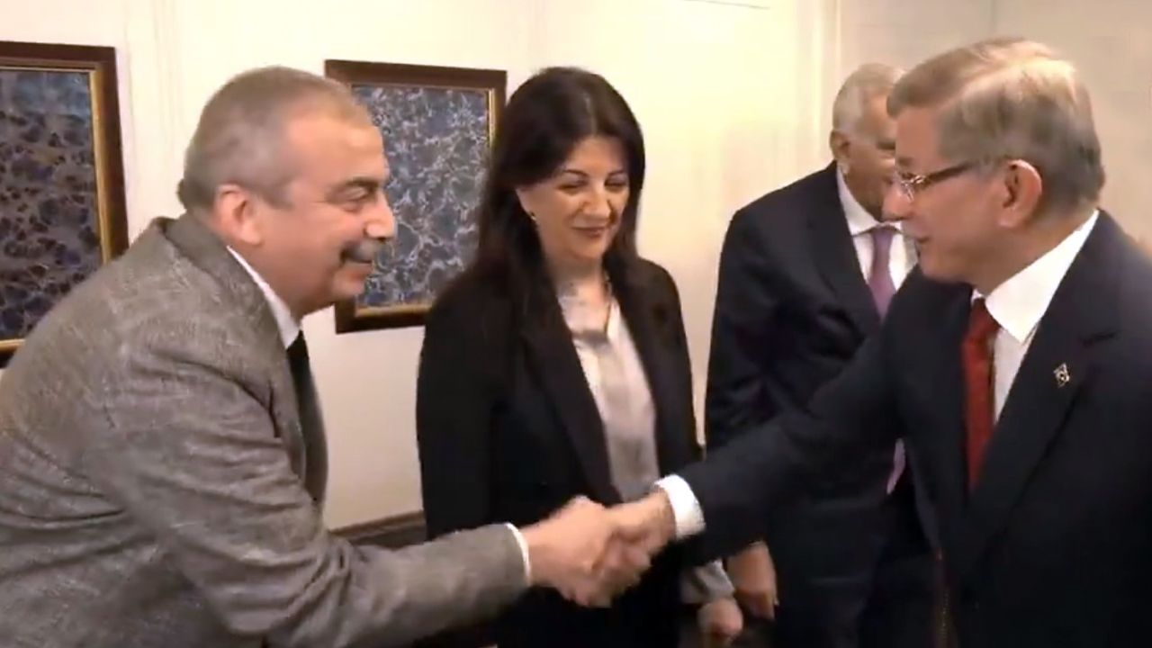 DEM heyeti Gelecek Partisi'ne gitti! Ahmet Davutoğlu ile Sırrı Süreyya Önder arasındaki diyalog güldürdü görseli