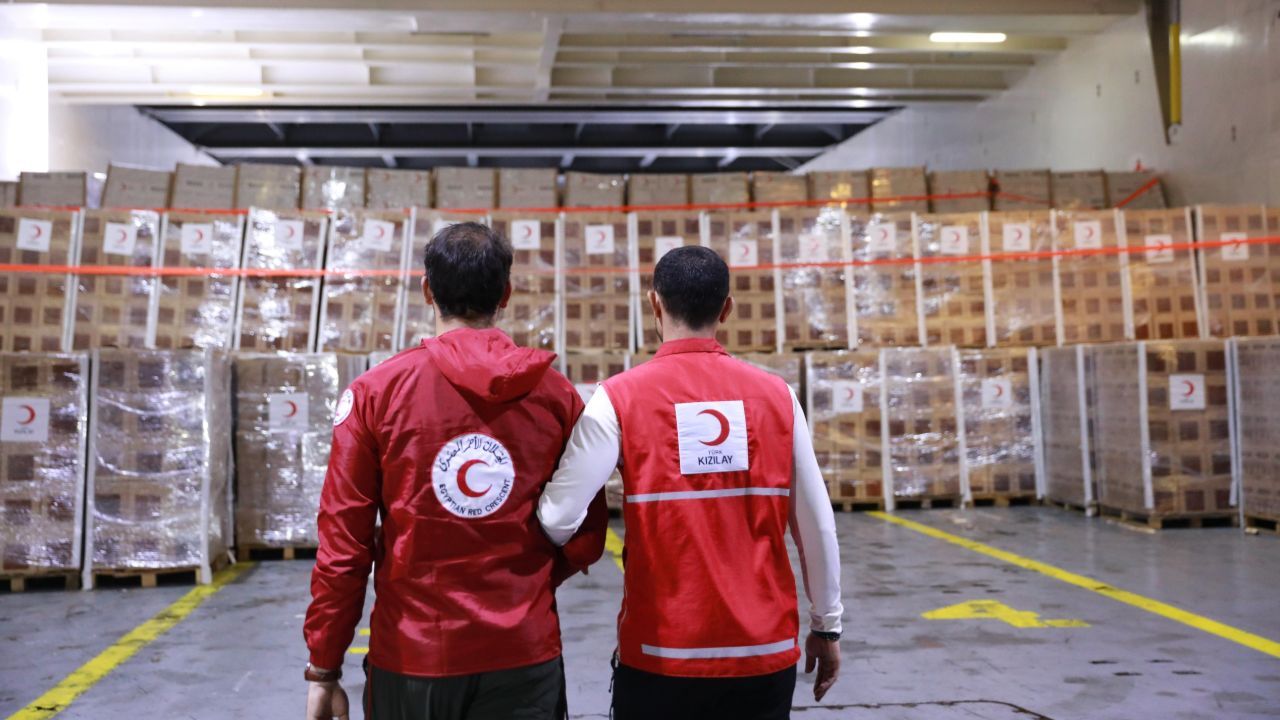 Türk Kızılay gönderdi, 2 bin tır Refah’ın açılmasını bekliyor görseli