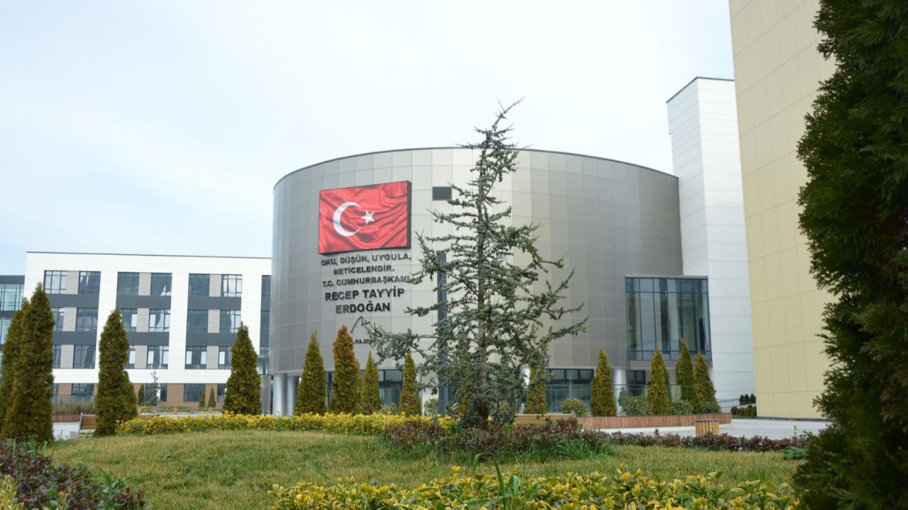 Esenyurt Recep Tayyip Erdoğan Eğitim Külliyesi nerede, nasıl gidilir? Türkiye'nin en büyük lise yerleşkesi bugün açıldı görseli