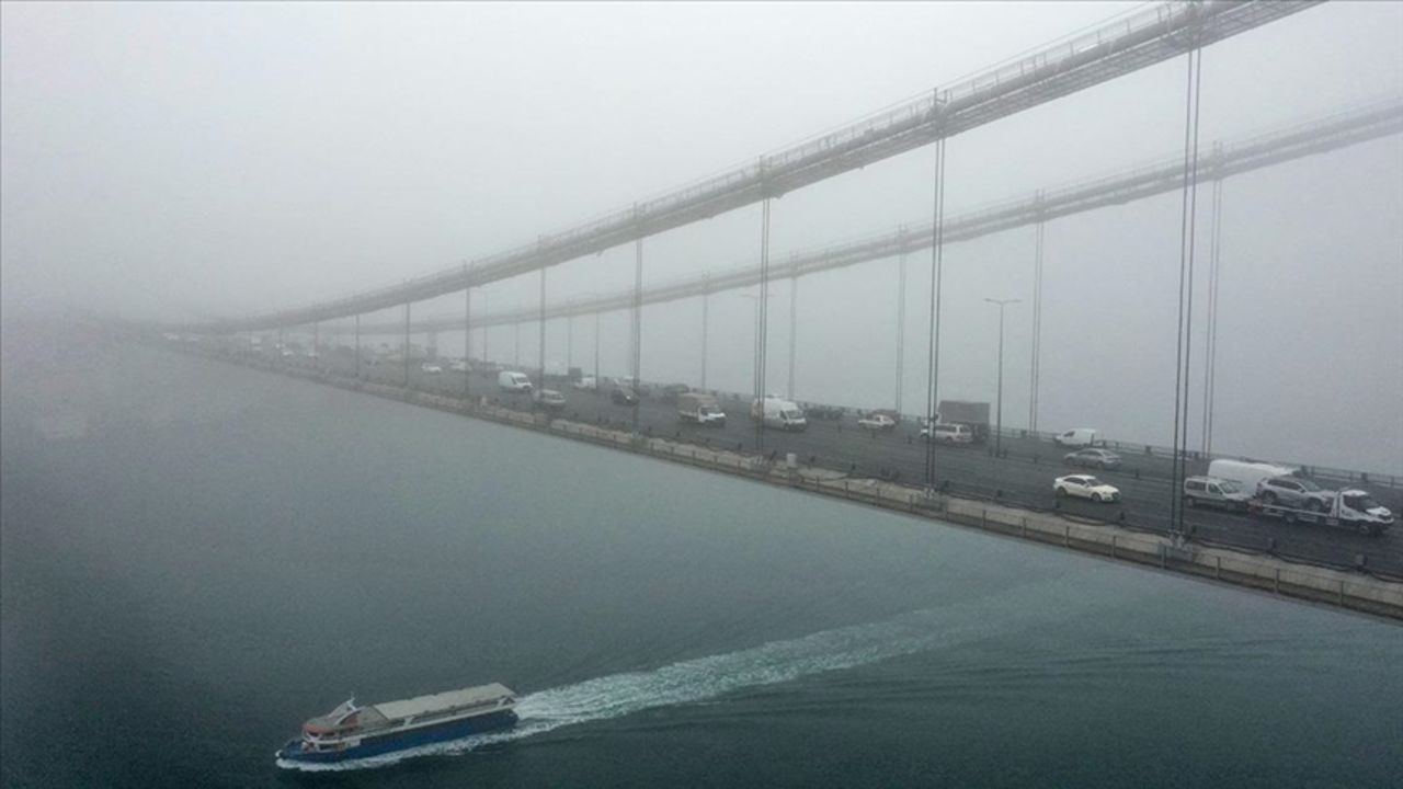 İstanbul Boğazı yeniden gemi trafiğine açıldı! görseli