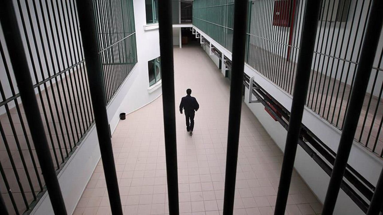 Kısmi af var mı, mahkumlara genel af çıkacak mı? İnfaz düzenlemesi son durum 2025 görseli