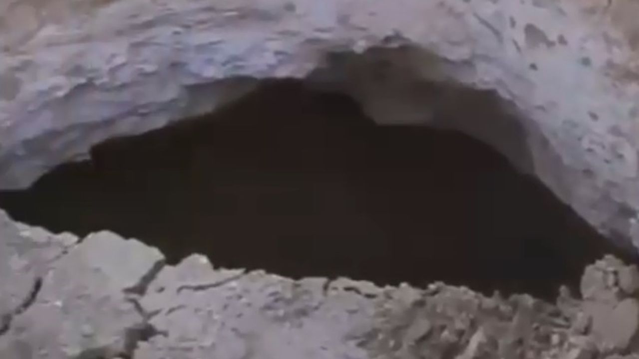 Aksaray’da obruk paniği! 4 metre derinliğinde... görseli