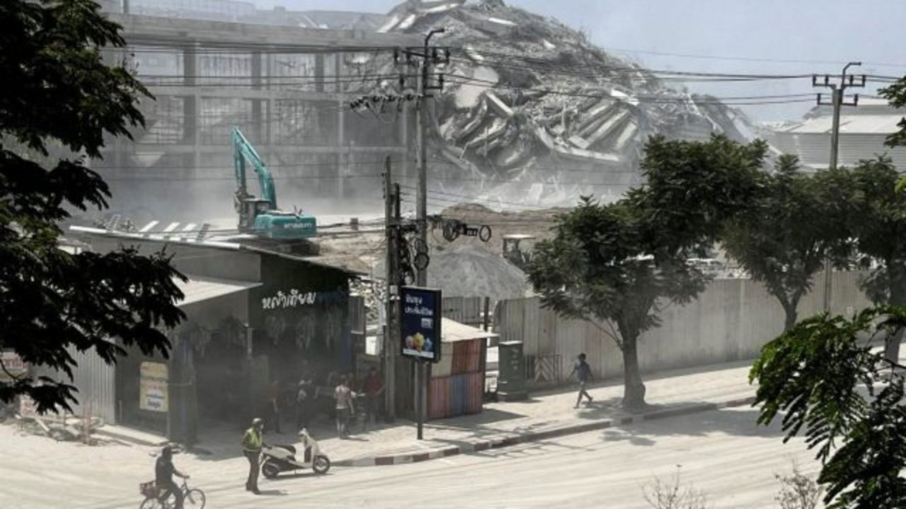 Myanmar’daki büyük depremin ardından Tayland’da gökdelen çöktü: En az 90 işçi enkaz altında kaldı görseli