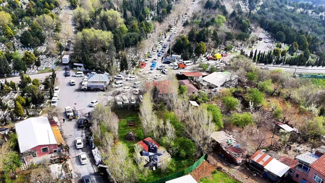 Mezarlıklar doldu, taştı! Araç kuyrukları kilometrelerce uzadı görseli