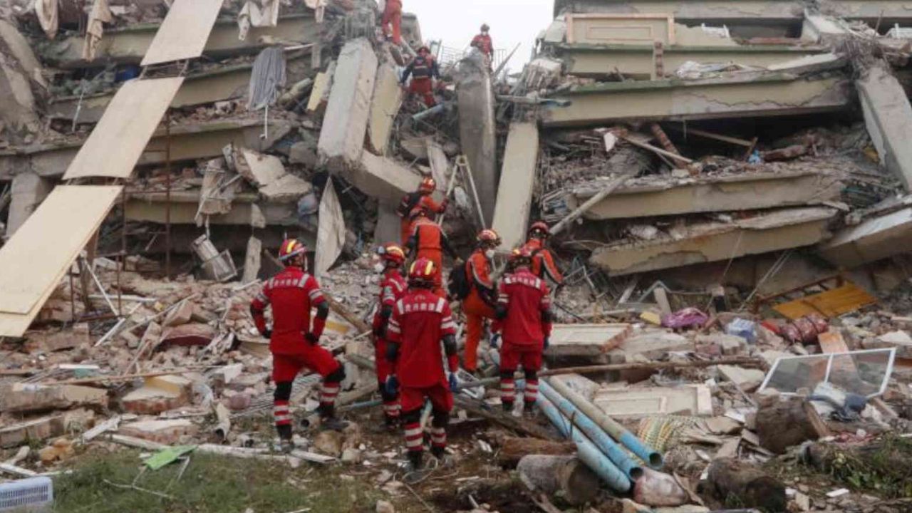 Dünya Türk arama kurtarma timini konuşuyor! Bir kişi 5 gün sonra enkazdan sağ çıkarıldı görseli