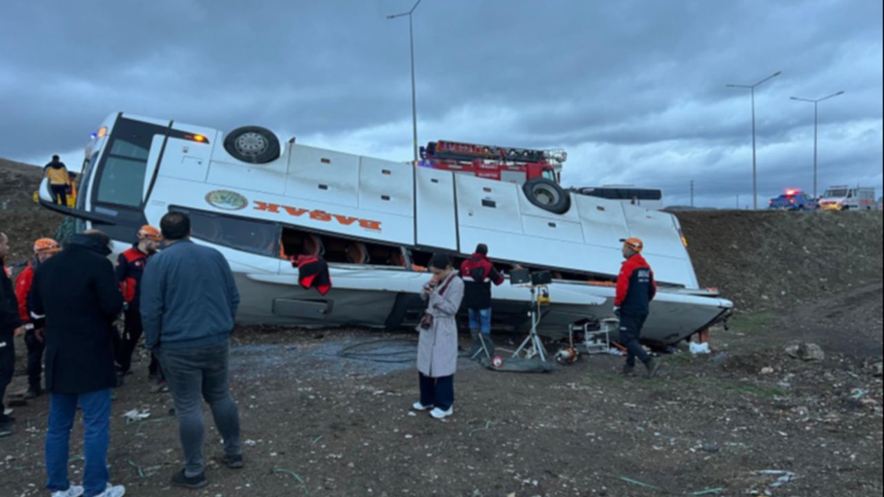 Sivas'ta yolcu otobüsü devrildi! Ölü ve yaralılar var görseli