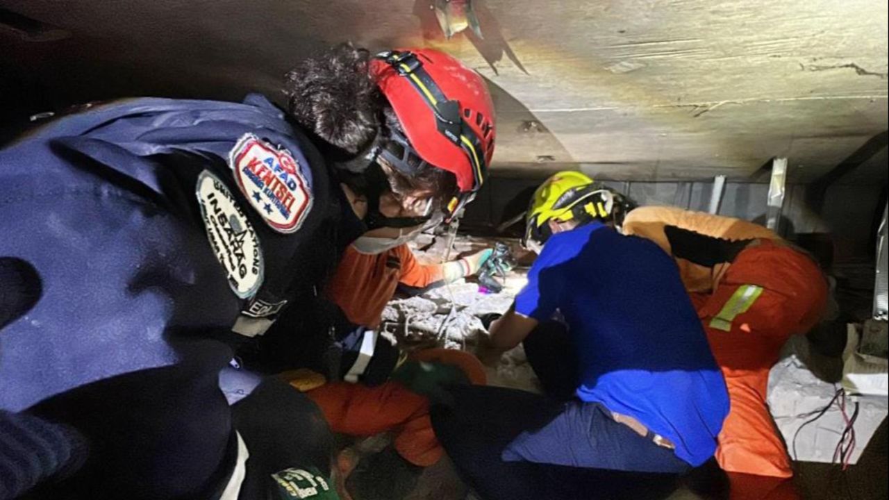 Türk ekibi deprem felaketinin yaşandığı Myanmar'da! Enkazdan 2 kişi sağ çıkarıldı görseli