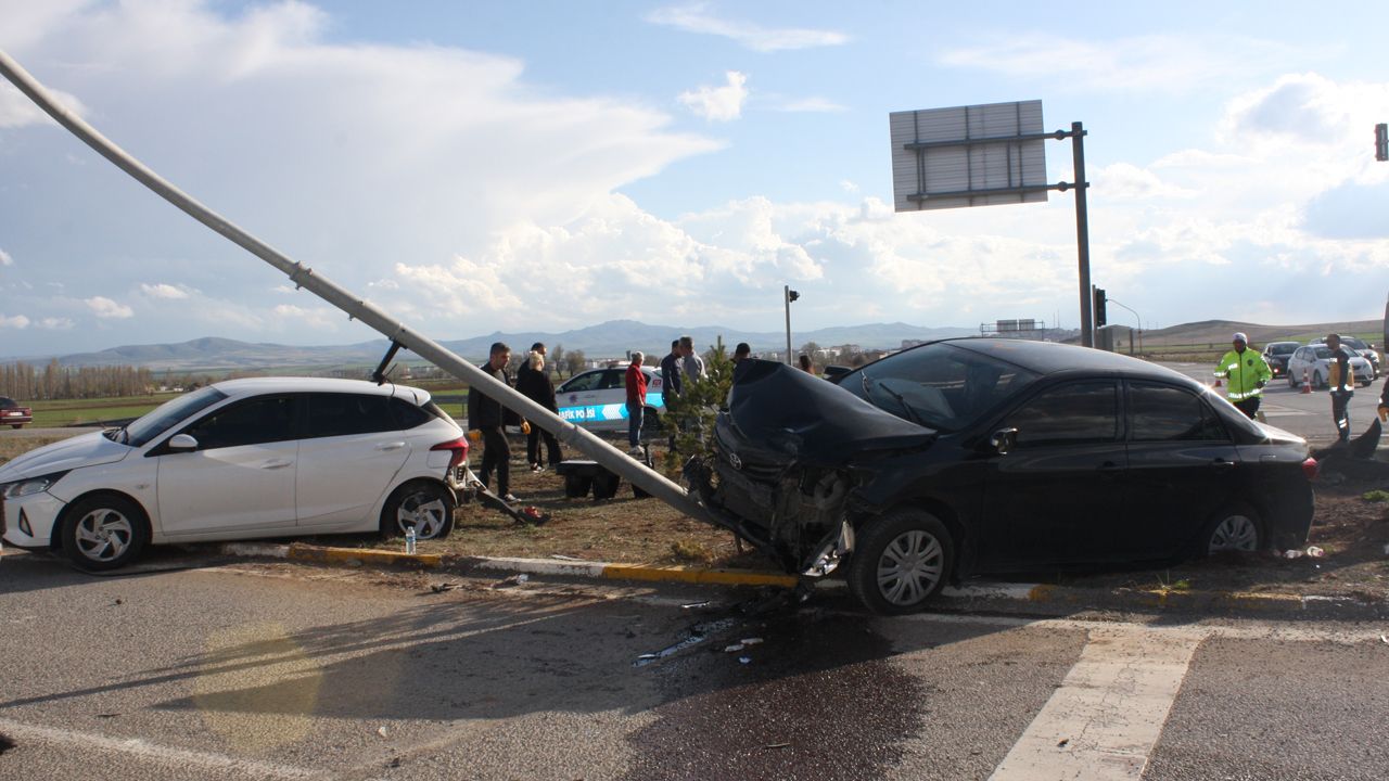 Sivas'ta feci kaza: Yaralıların yarısı çocuk! görseli