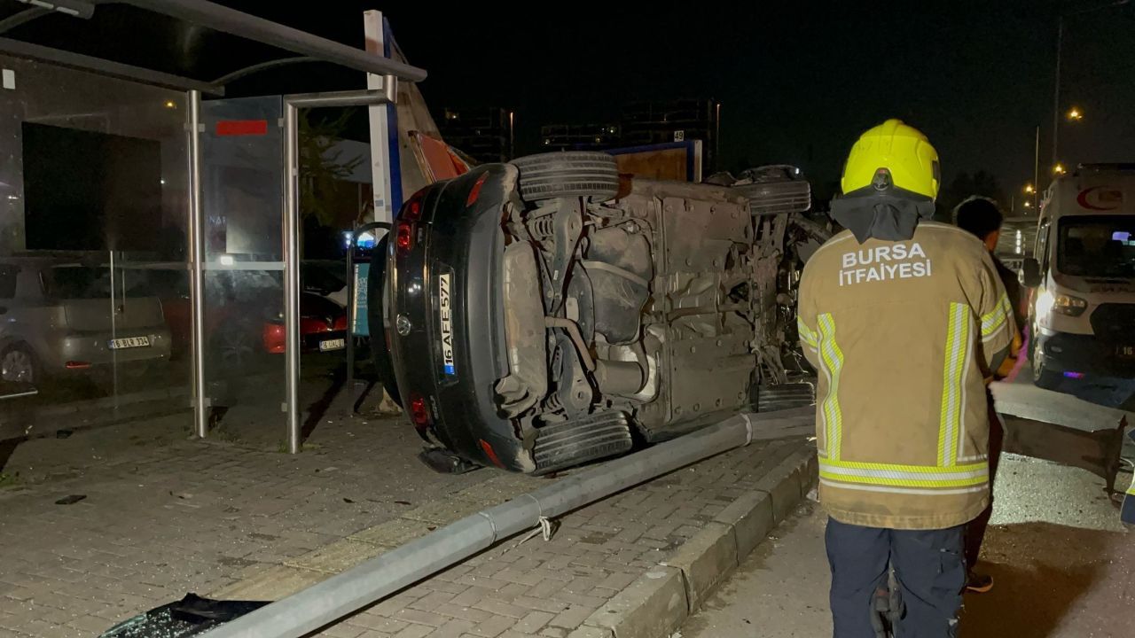 Bursa'da feci kaza! Aydınlatma direği sonu oldu görseli