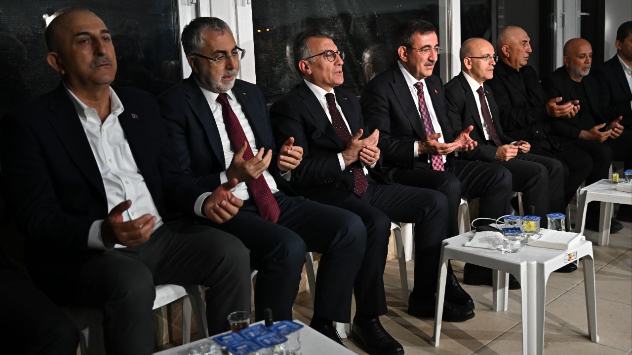 Cumhurbaşkanı Yardımcısı Yılmaz ve bakanlardan, Çavuşoğlu'na taziye ziyareti görseli