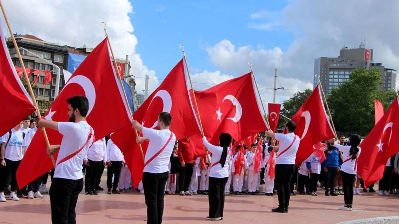 20 Mayıs okullar tatil mi, 18 Mayıs yarım gün mü? 19 Mayıs Resmi Tatili detayları görseli