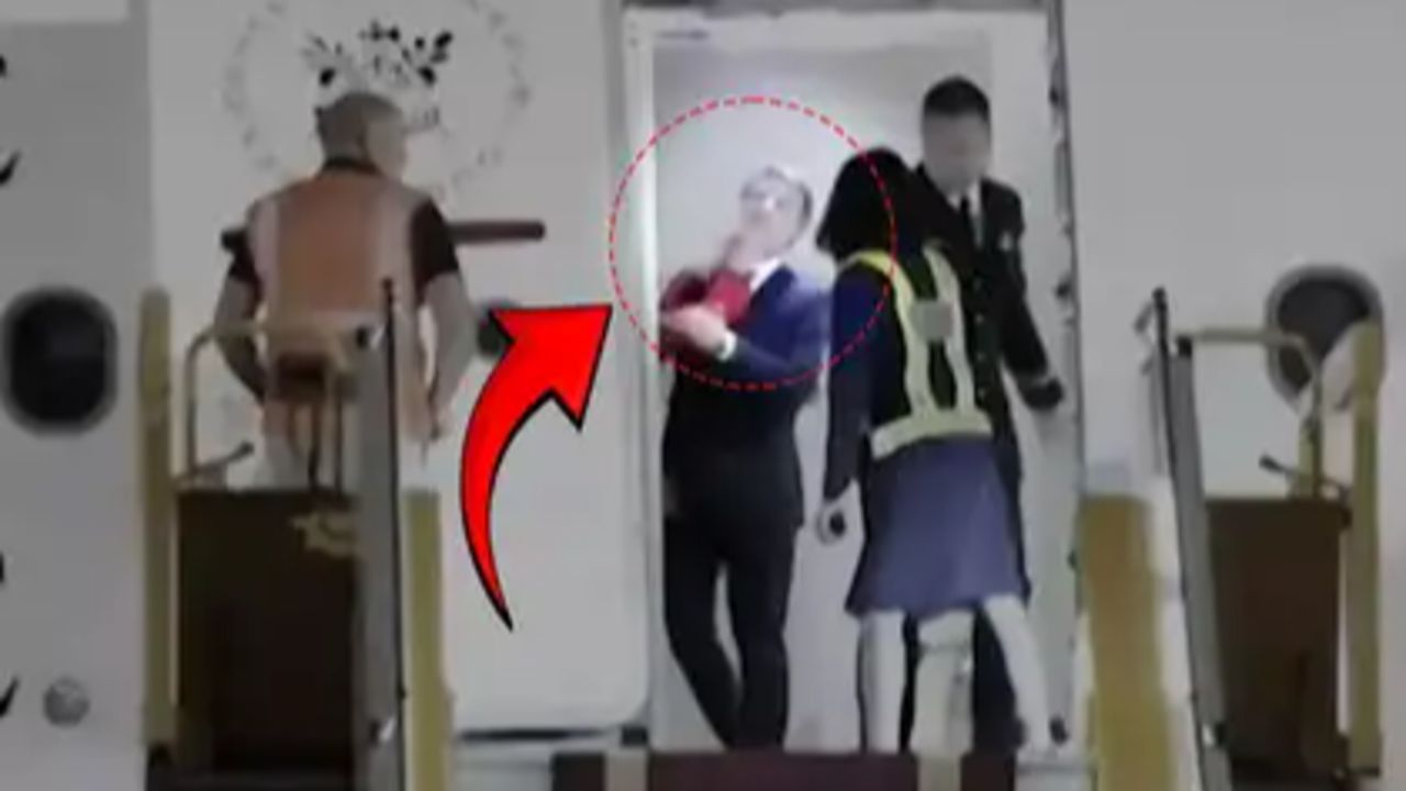 Eşinden şiddet gören Macron ilk kez konuştu! "Jeoplanetaryal felaket" görseli