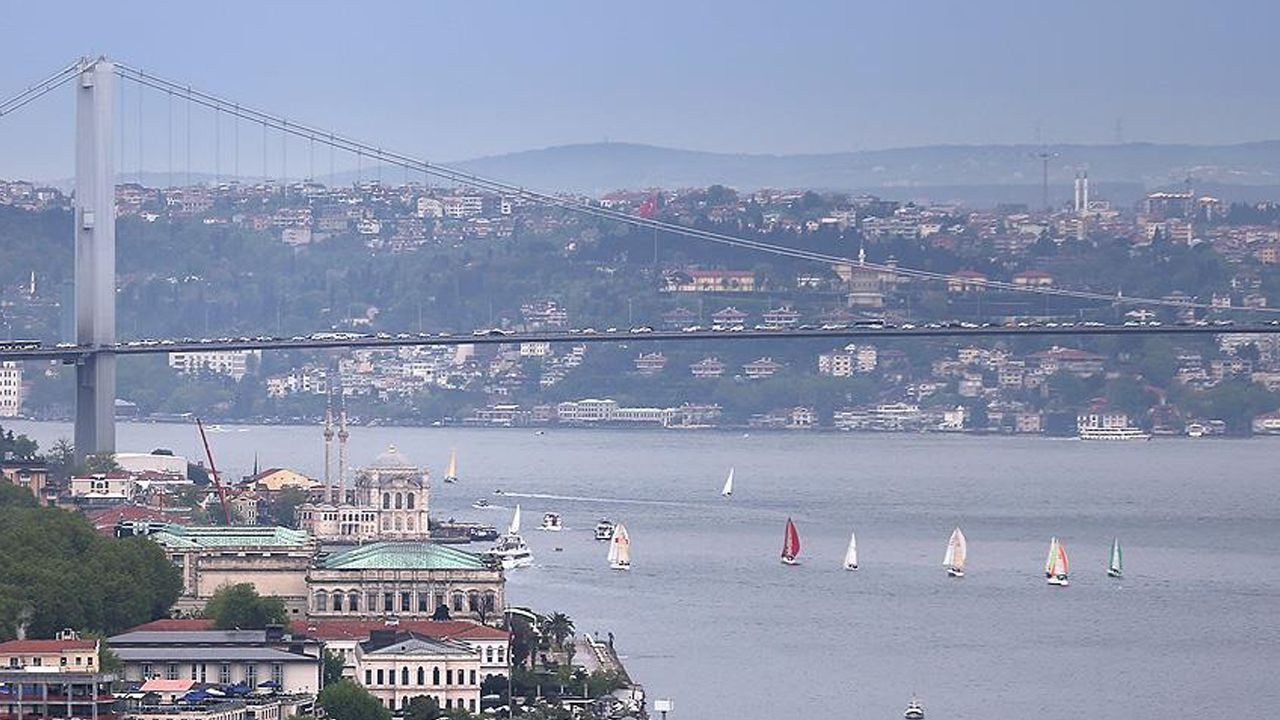İstanbul Boğazı'nda gemi trafiği geçici olarak çift yönlü askıya alındı görseli