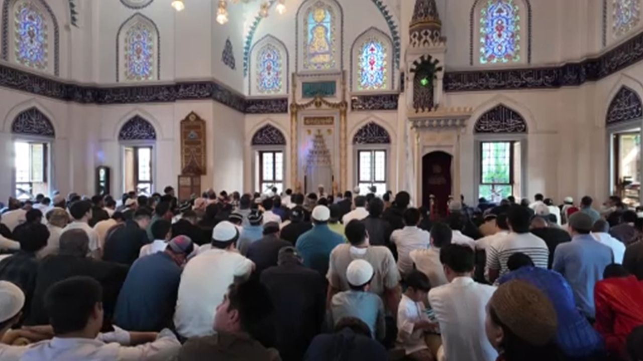 Cami doldu taştı! Kurban Bayramı namazı 3 defa kılındı görseli