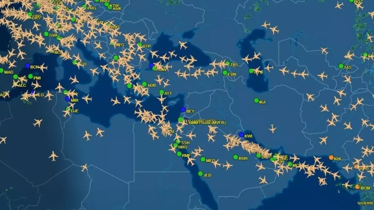 İsrail'den İran’a saldırı: Rotalar şaştı, hava trafiği askıya alındı görseli