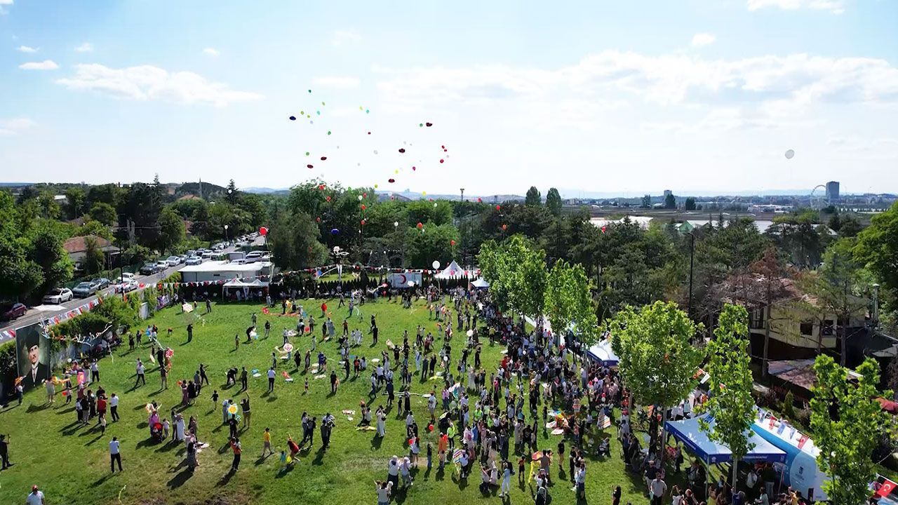Babalar Günü'nde hayalleri gerçek oldu! Kardeşler semayı böyle süsledi görseli