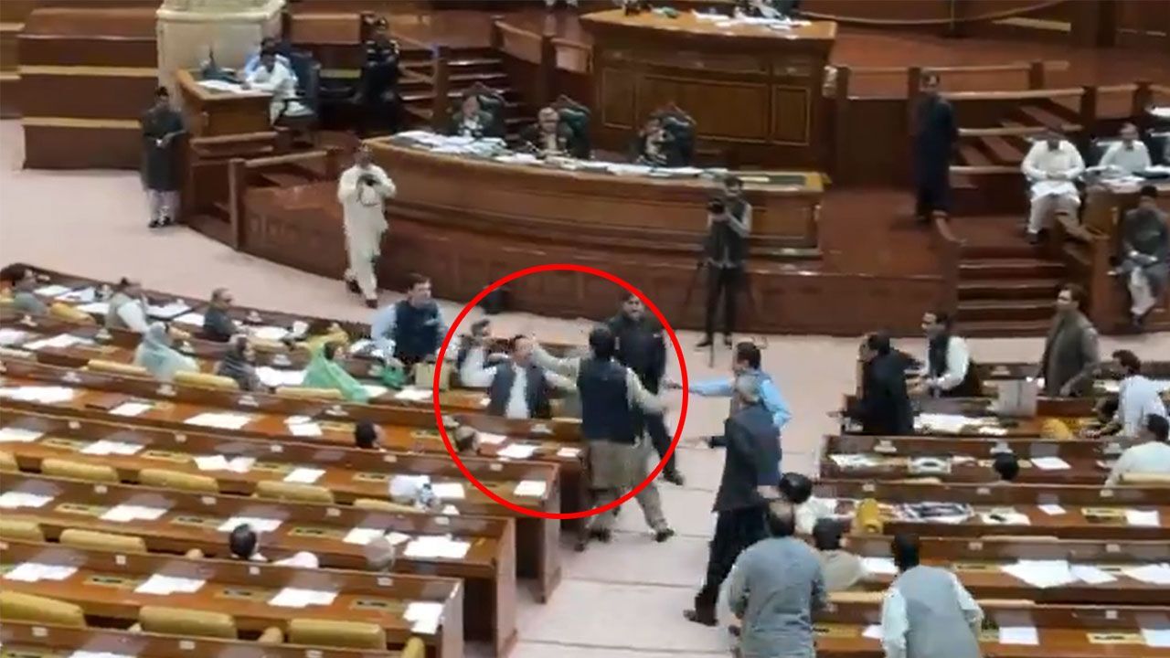 Milletvekilleri birbirine girdi! Pakistan Meclisi