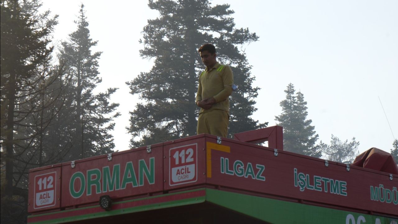 İbadete alevler dahi engel olmadı! Orman kahramanı arazöz üstünde namazını kıldı