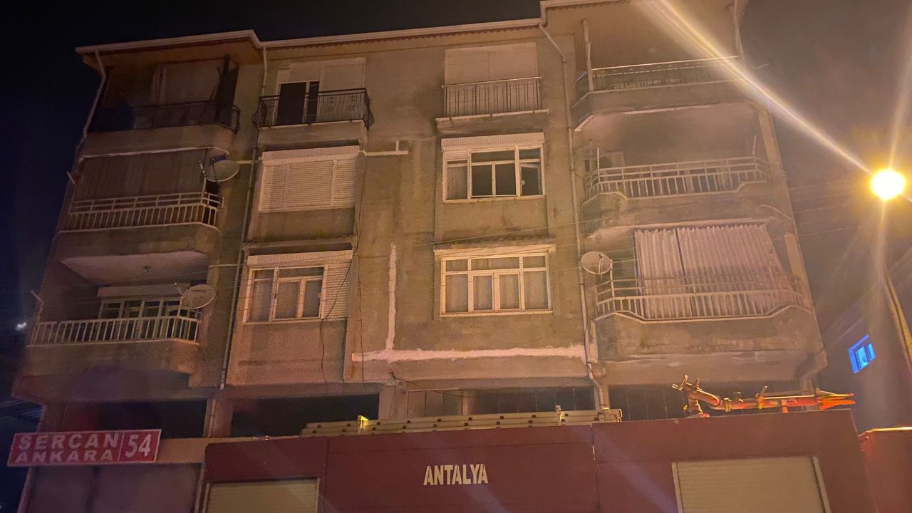 Klima 4 katlı binada felakete yol açtı! Çıkan yangında 3 kişi dumandan etkilendi