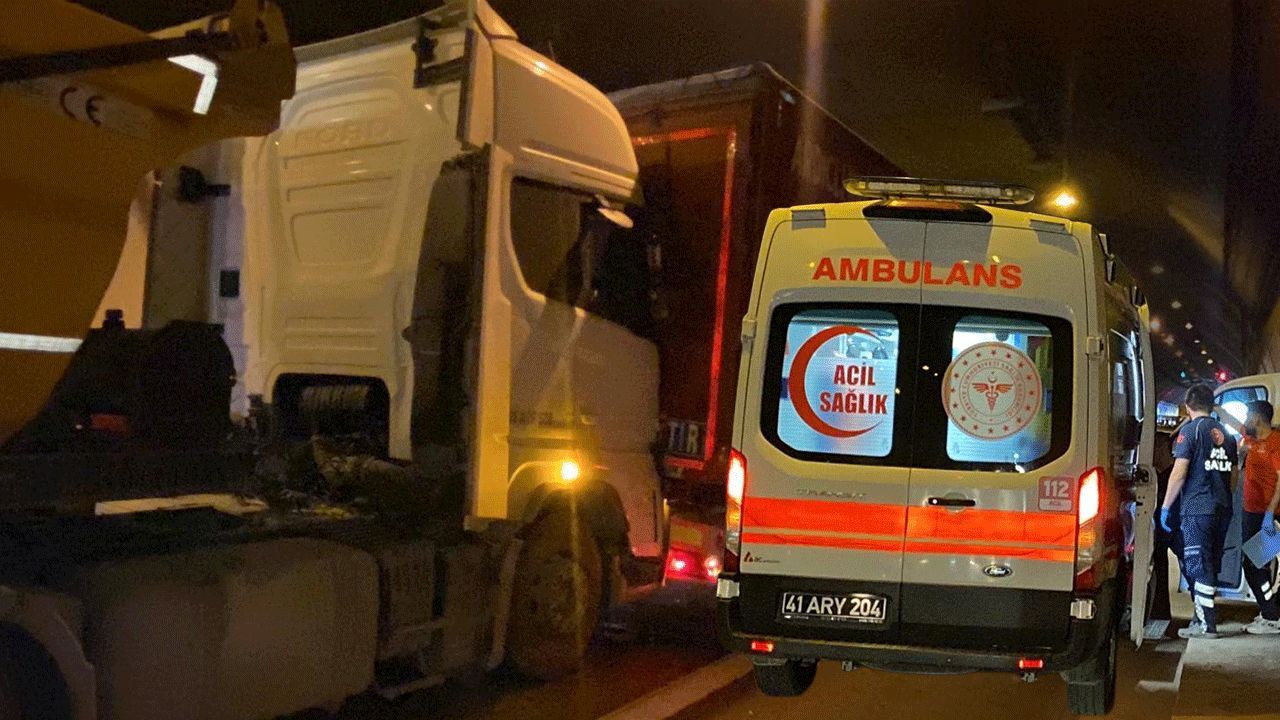 TEM'de 3 tır, 1 hafriyat kamyonu birbirine girdi! Yaralılar var, İstanbul yönü trafik tek şeride düştü
