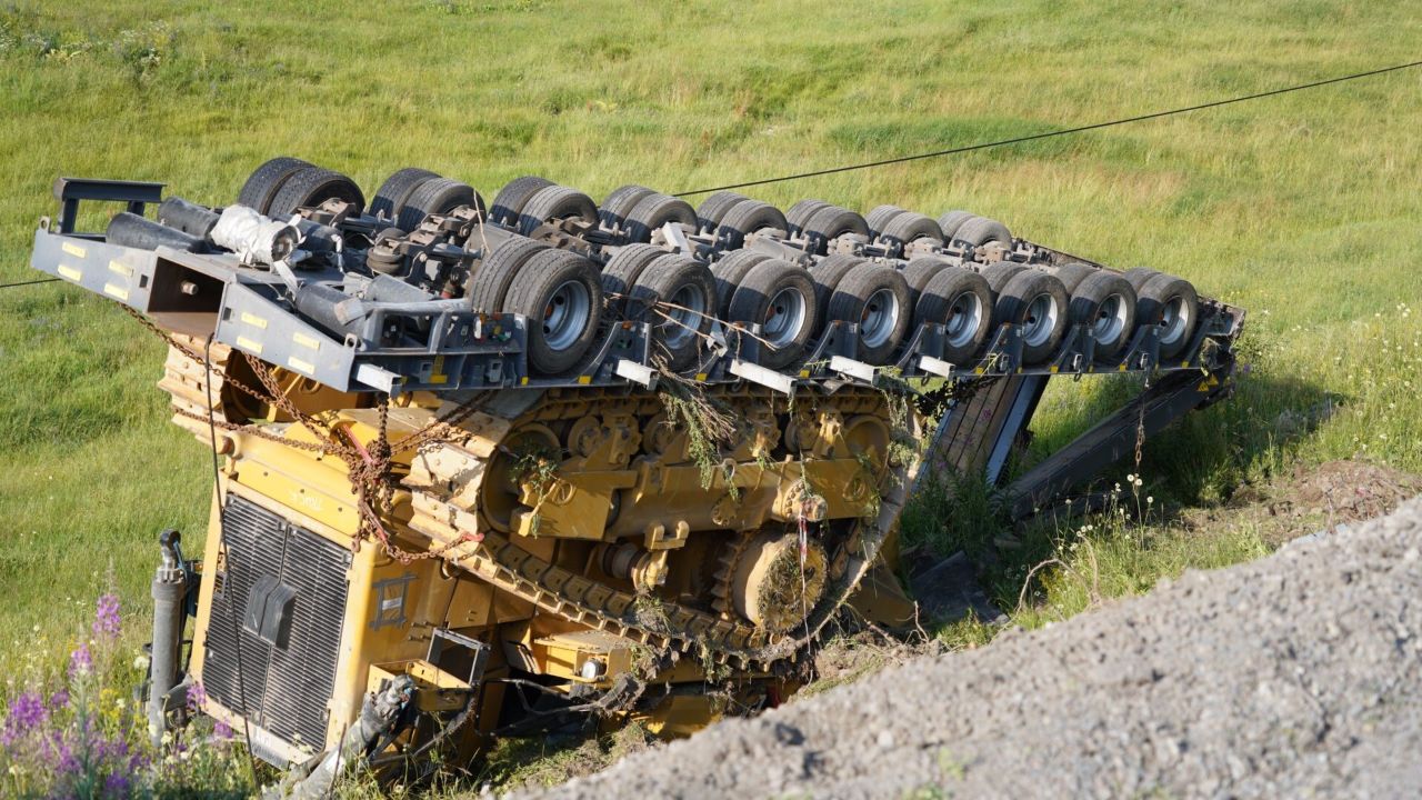 Tırdan ayrılan dozer yüklü dorse dereye uçtu
