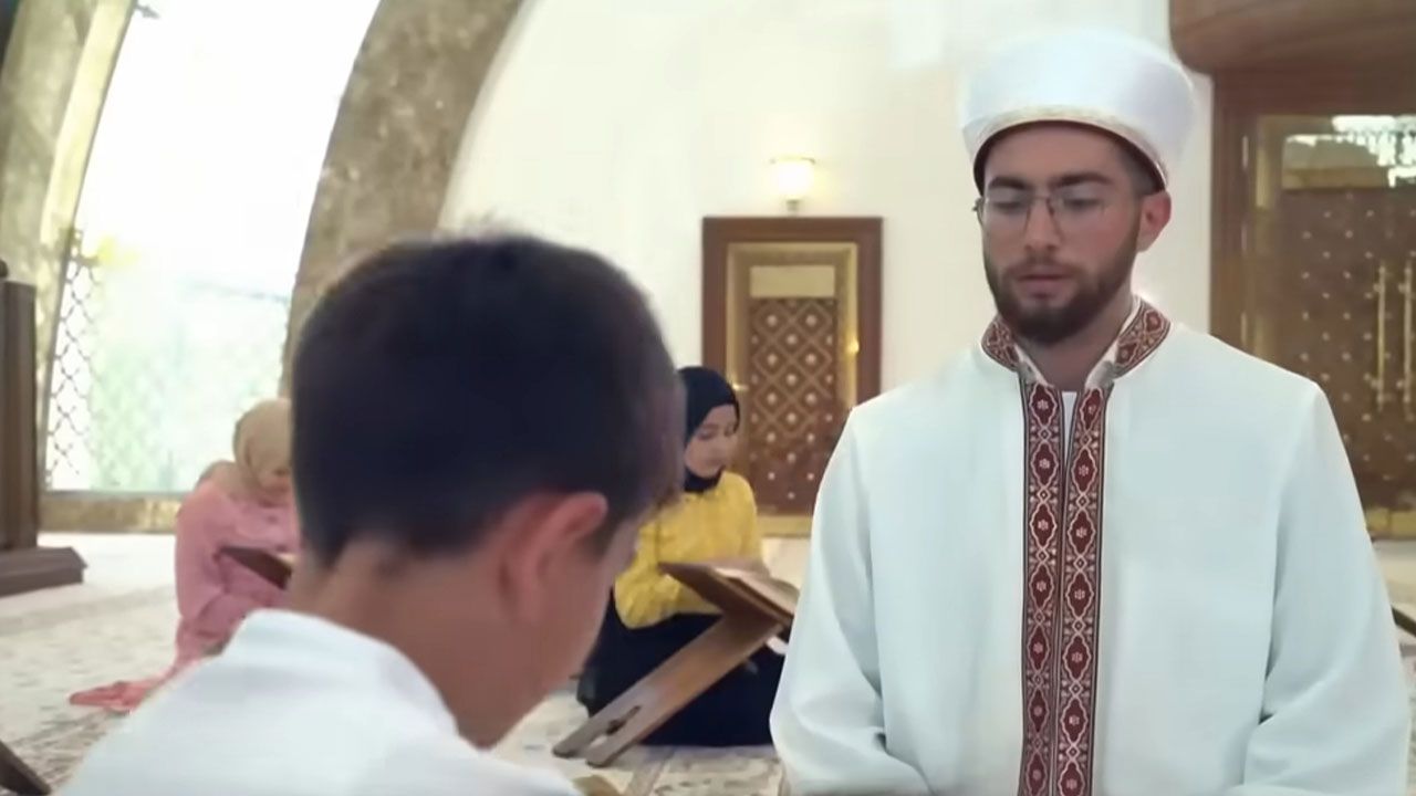 "Yerinde Dur" şarkısına camide danslı klip! Görüntüler tepki topladı