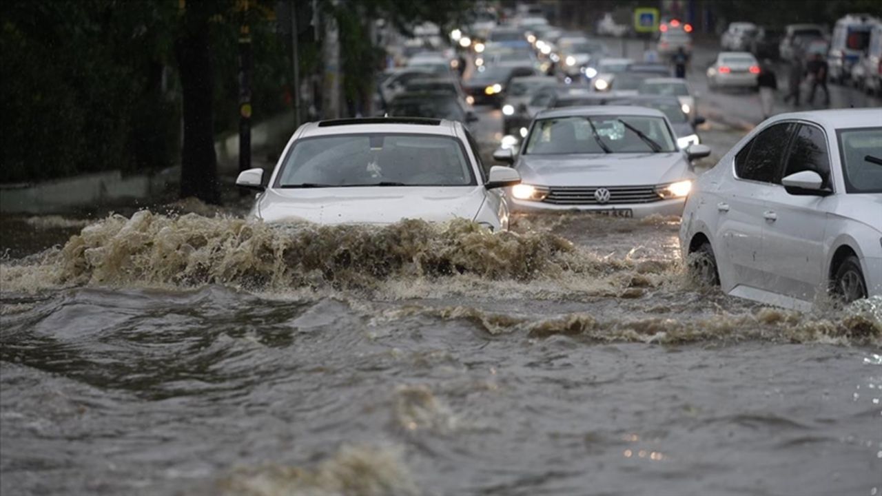 Türkiye kavrulurken başkenti sel vurdu! Araçlar yolda mahsur kaldı