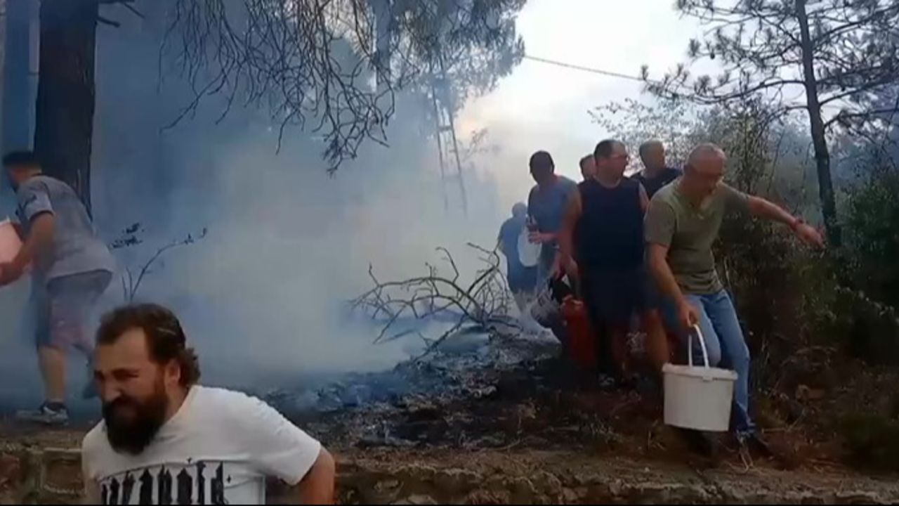 Mahalleli canla başla yangına koştu! Kovalarla müdahale ettiler