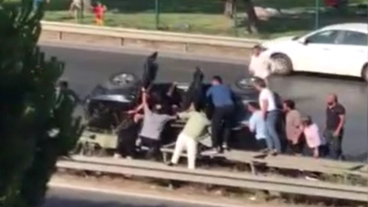 Yer Esenyurt: Seyir halindeki otomobil yan yattı! Yaralıların yardımına vatandaşlar koştu