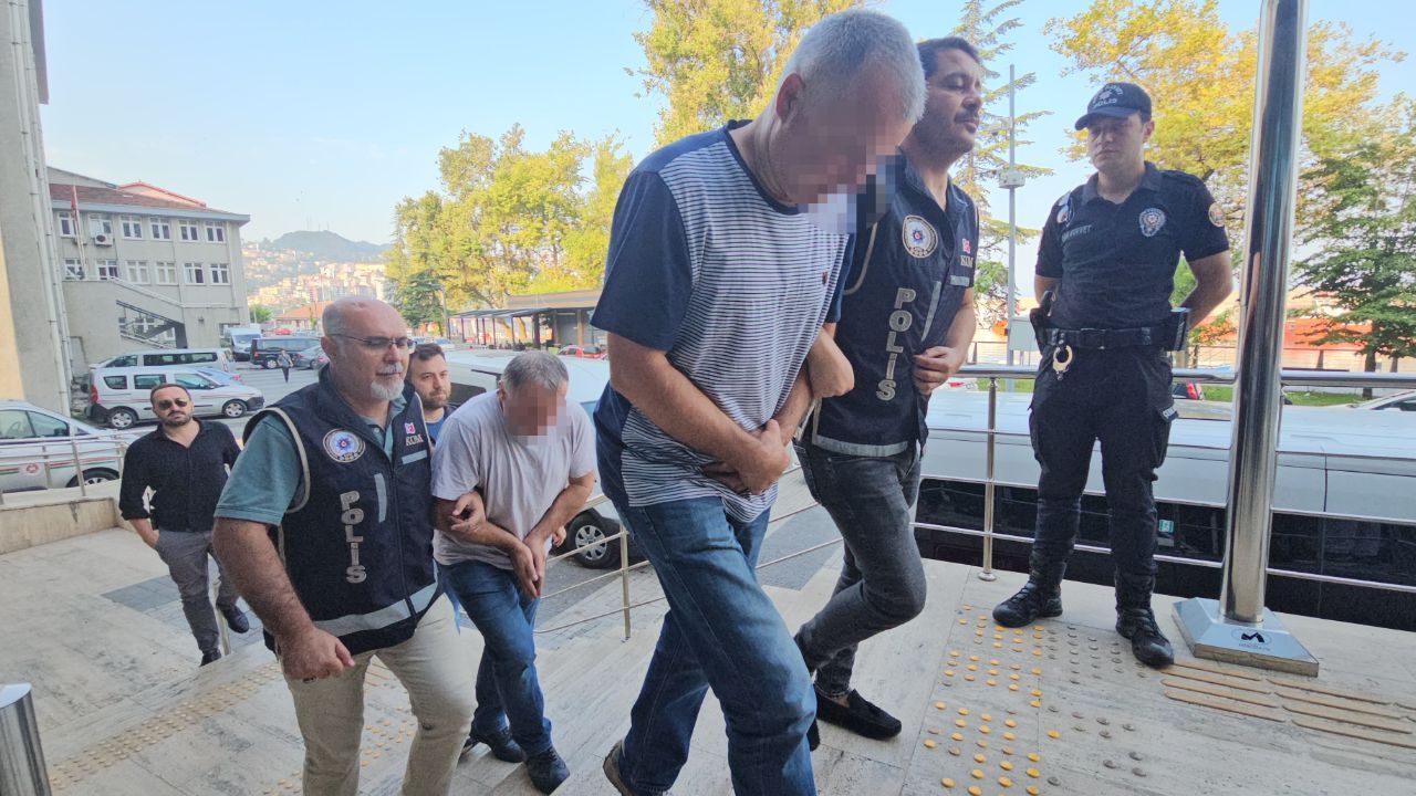 Fıkra değil gerçek! Gündüz vakti ilçe merkezinde define ararken yakalandılar