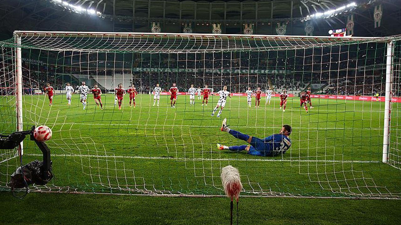 Süper Lig tarihine geçen ilginç notlar: Hakemin golüyle hafızalara kazınan maç