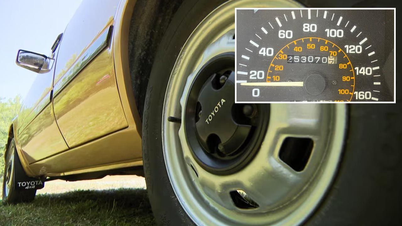 Yok böyle araba! Ne Cadillac ne Rolls Royce... Gören dönüp yine bakıyor, üstelik bir eksik...