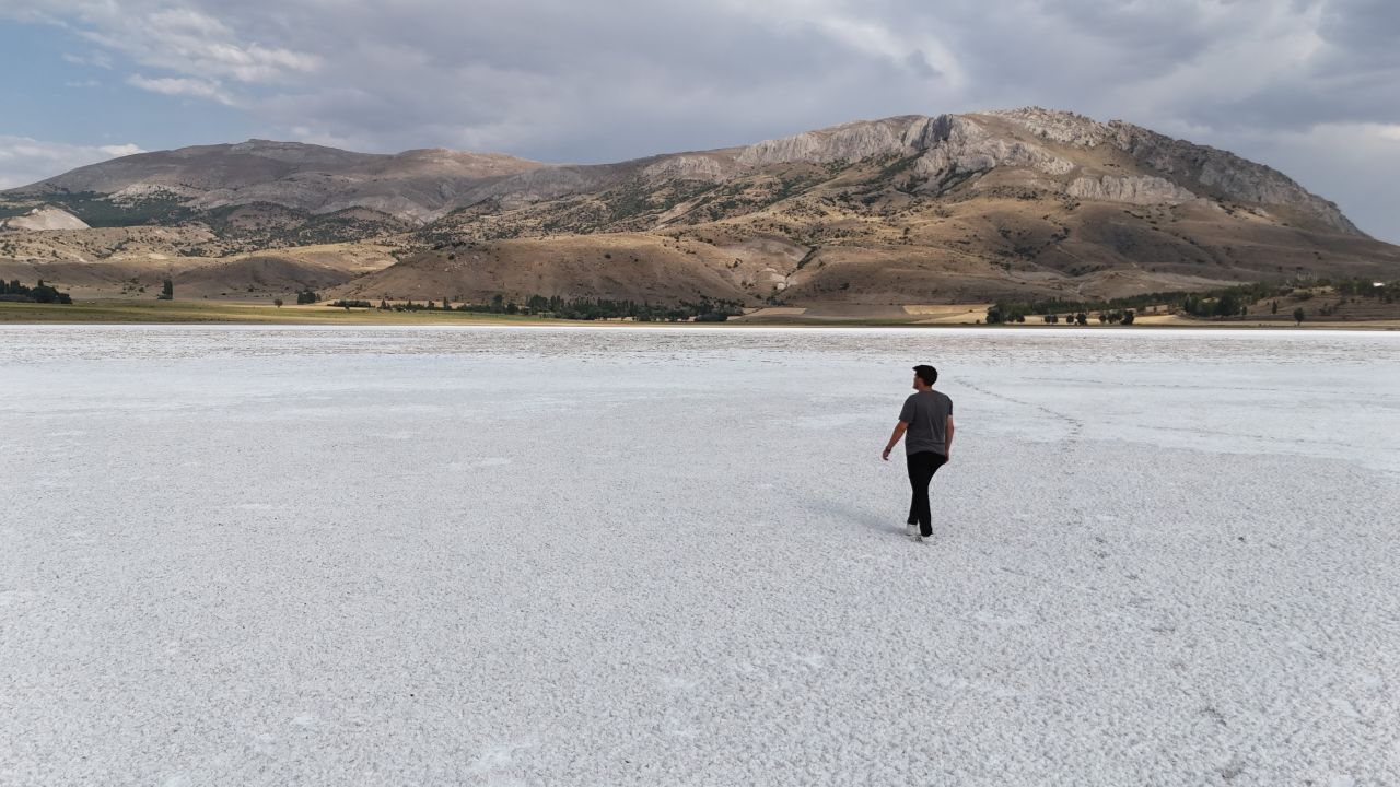 Burası çöl değil göl! Sıcaklar onu da vurdu, görenler şaşkına döndü