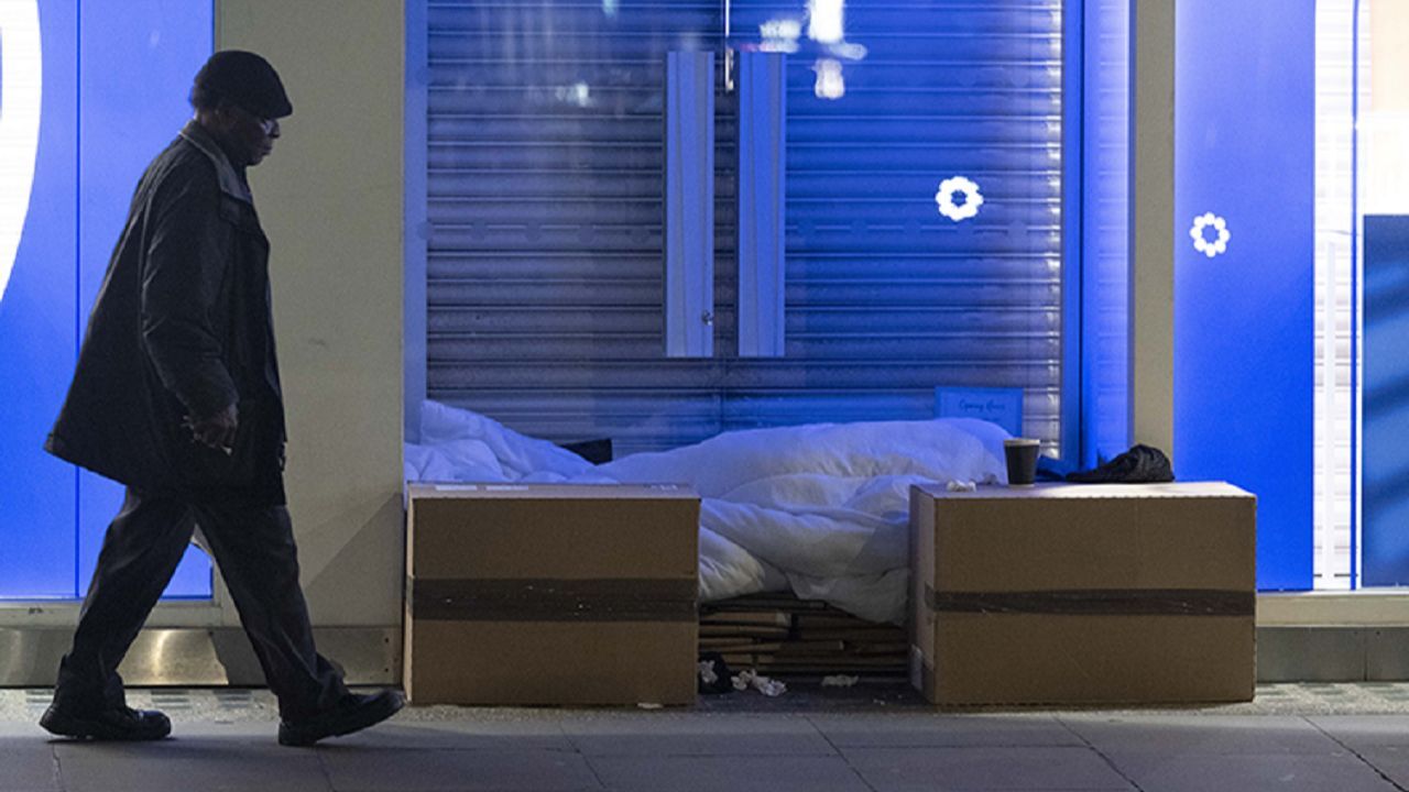 İngiltere’de kira zammı depremi! Bakan görevini bıraktı